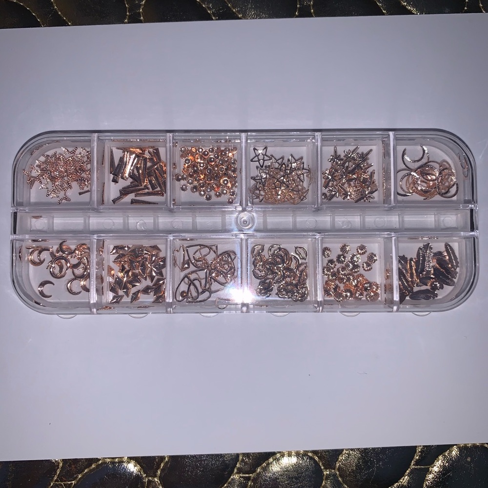 Gold Nail Art Shapes in clear box - Picture 4 of 7